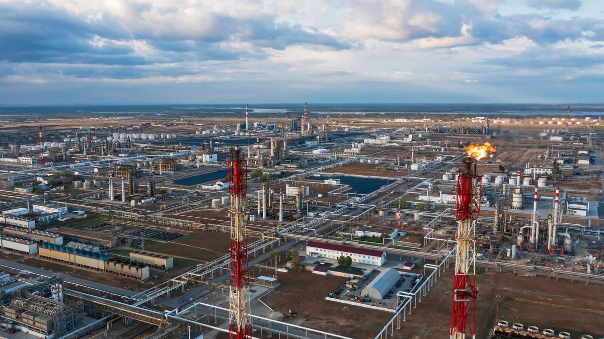Sankce zabírají. Příjmy Ruska z ropy a plynu klesly nejníž od roku 2020